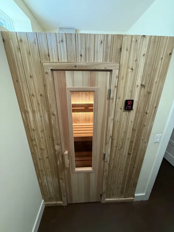 Storage room turned into a cedar sauna, Alameda: photograph 1