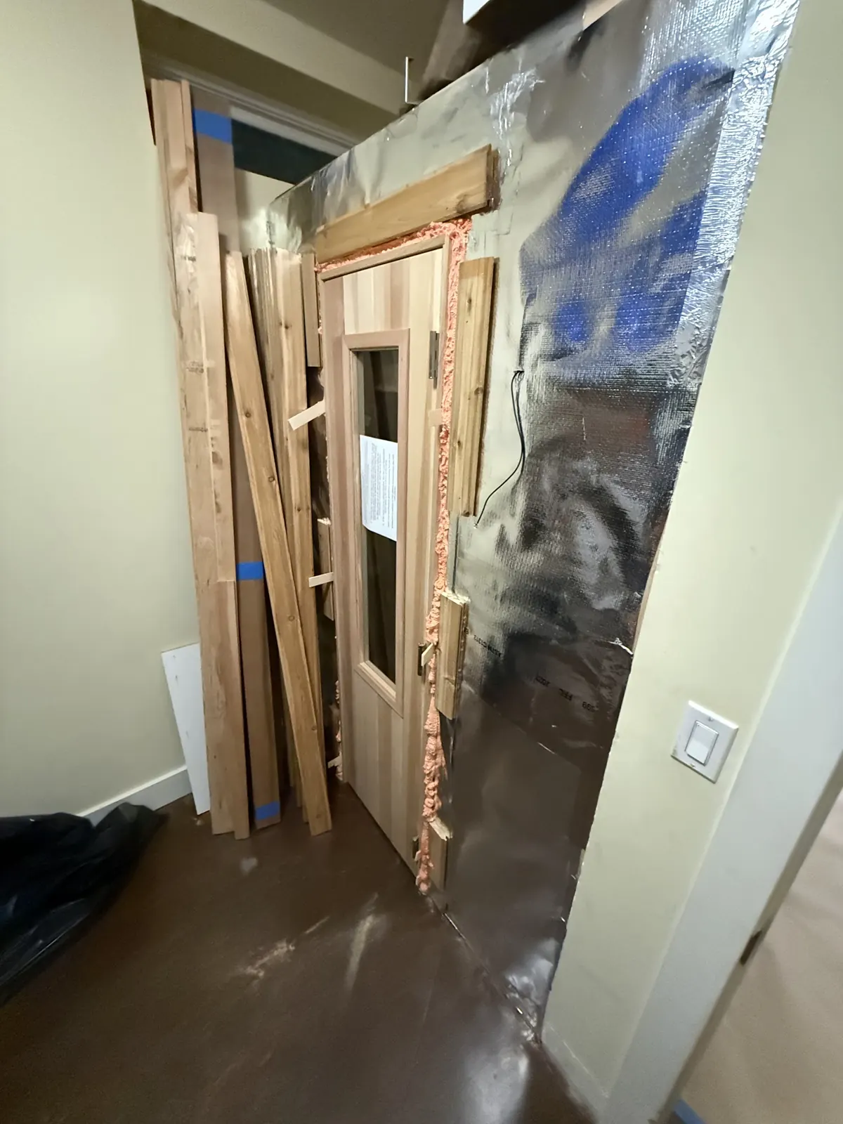 Storage room turned into a cedar sauna, Alameda: photograph 5