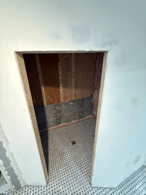Custom sauna in an irregular room, San Francisco: photograph 1